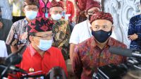 GUBERNUR Koster mendampingi Menteri Koperasi Teten Masduki saat memberikan keterangan pers, Sabtu (14/11/2020). Foto: ist GUBERNUR Koster mendampingi Menteri Koperasi Teten Masduki saat memberikan keterangan pers, Sabtu (14/11/2020). Foto: ist