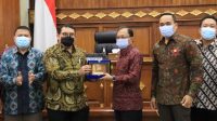 GUBERNUR Koster saat menerima cenderamata dari Ketua BKSAP DPR RI, Fadli Zondi, di Gedung Wiswa Sabha Utama, Kantor Gubernur Bali, Denpasar, Selasa (17/11/2020). Foto: ist GUBERNUR Koster saat menerima cenderamata dari Ketua BKSAP DPR RI, Fadli Zondi, di Gedung Wiswa Sabha Utama, Kantor Gubernur Bali, Denpasar, Selasa (17/11/2020). Foto: ist