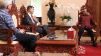 GUBERNUR Koster tampak berbincang dengan Dubes Austria, Johannes Peterlik, di Rumah Jabatan Gubernur Bali, Jaya Sabha, Denpasar pada Jumat (27/11/2020). Foto: ist GUBERNUR Koster tampak berbincang dengan Dubes Austria, Johannes Peterlik, di Rumah Jabatan Gubernur Bali, Jaya Sabha, Denpasar pada Jumat (27/11/2020). Foto: ist