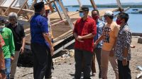 Gubernur NTB Zulkieflimansyah saat meninjau korban puting beliung di Kecamatan Alas, Sumbawa
