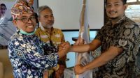SERAH-TERIMA bendera Hipmi kepada Ketua baru. Foto: fik SERAH-TERIMA bendera Hipmi kepada Ketua baru. Foto: fik
