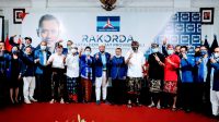 IMG-20201103-WA0051_2 KETUA DPD Partai Demokrat Provinsi Bali, I Made Mudarta, bersama kandidat pilkada seluruh Bali saat Rakorda DPD Partai Demokrat Bali, Selasa (3/11/2020). Foto: surnan