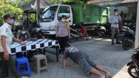 SEORANG warga dihukum push up saat operasi protokol kesehatan di Pasar Kusamba. Foto: ist SEORANG warga dihukum push up saat operasi protokol kesehatan di Pasar Kusamba. Foto: ist