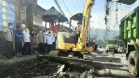 PROSES perbaikan jalan rusak di depan Pasar Selat, Rabu (25/11/2020). Foto: ist PROSES perbaikan jalan rusak di depan Pasar Selat, Rabu (25/11/2020). Foto: ist