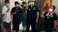 Jaya Wibawa donor darah PASLON nomor urut 1 Pilkada Denpasar, IGN Jaya Negara-Kadek Agus Arya Wibawa; didampingi legislator DPRD Denpasar, Ketut Suteja Kumara, saat hadir di acara donor darah di DPD PDIP Bali, Minggu (22/11/2020). Foto: gus hendra