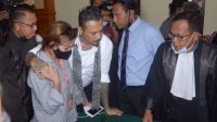 TERPIDANA Jerinx didampingi isterinya Nora dan pengacaranya pada sidang vonis di PN Denpasar, Kamis (19/11/2020). Foto: gab TERPIDANA Jerinx didampingi isterinya Nora dan pengacaranya pada sidang vonis di PN Denpasar, Kamis (19/11/2020). Foto: gab