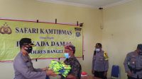 KAPOLRES Bangli, AKBP I Gusti Agung Dhana Aryawan, menyerahkan sarana kontak berupa sembako, rompi, serta alat olahraga bagi masyarakat saat safari kamtibmas, Kamis (12/11). Foto: gia KAPOLRES Bangli, AKBP I Gusti Agung Dhana Aryawan, menyerahkan sarana kontak berupa sembako, rompi, serta alat olahraga bagi masyarakat saat safari kamtibmas, Kamis (12/11). Foto: gia