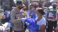 KAPOLRES Bangli, AKBP IGA Dhana Aryawan, membagikan paket sembako kepada warga usai Operasi Zebra Lempuyang di Jalan Merdeka, depan Pasar Kidul Bangli, Minggu (8/11/2020) pagi. Foto: gia KAPOLRES Bangli, AKBP IGA Dhana Aryawan, membagikan paket sembako kepada warga usai Operasi Zebra Lempuyang di Jalan Merdeka, depan Pasar Kidul Bangli, Minggu (8/11/2020) pagi. Foto: gia