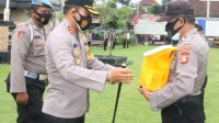 KAPOLRES Gianyar, AKBP Dewa Made Adnyana, menyerahkan bantuan APD kepada anggota Polres Gianyar. Foto: adi KAPOLRES Gianyar, AKBP Dewa Made Adnyana, menyerahkan bantuan APD kepada anggota Polres Gianyar. Foto: adi
