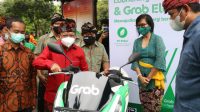 GUBERNUR Koster tampak meninjau kendaraan bertenaga listrik. Foto: ist GUBERNUR Koster tampak meninjau kendaraan bertenaga listrik. Foto: ist