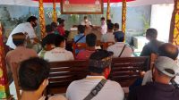 PLT. Kepala DLH Gianyar, I Wayan Kujus Pawitra, memberi arahan ke puluhan mandor penyapuan dan pengangkutan untuk mengintentisifkan kebersihan. Foto: adi PLT. Kepala DLH Gianyar, I Wayan Kujus Pawitra, memberi arahan ke puluhan mandor penyapuan dan pengangkutan untuk mengintentisifkan kebersihan. Foto: adi
