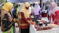 KETUA Dekranasda NTB, Hj. Niken Saptarini Widyawati Zulkieflimansyah, saat meninjau hasil karya siswa SMK di sela-sela menghadiri pembukaan program PKW Destinasi Pariwisata Super Prioritas Kuta Mandalika, NTB, Senin (9/11/2020). Foto: ist KETUA Dekranasda NTB, Hj. Niken Saptarini Widyawati Zulkieflimansyah, saat meninjau hasil karya siswa SMK di sela-sela menghadiri pembukaan program PKW Destinasi Pariwisata Super Prioritas Kuta Mandalika, NTB, Senin (9/11/2020). Foto: ist