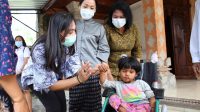 KETUA K3S Kabupaten Gianyar, Surya Adnyani Mahayastra; didampingi Kadis Sosial Gianyar, AA Putri Ari; dan Ketua WHDI Kabupaten Gianyar, Diana Dewi Agung Mayun, menyerahkan bantuan kursi roda. Foto: adi KETUA K3S Kabupaten Gianyar, Surya Adnyani Mahayastra; didampingi Kadis Sosial Gianyar, AA Putri Ari; dan Ketua WHDI Kabupaten Gianyar, Diana Dewi Agung Mayun, menyerahkan bantuan kursi roda. Foto: adi
