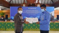 DIREKTUR Utama Bank BPD Bali, I Nyoman Sudarma; bersama Direktur Utama PDAM Tirta Mahottama Kabupaten Klungkung, I Nyoman Renin Suyasa, saat penandatanganan PKS di Aula Kantor Pusat Bank BPD Bali, Renon, Denpasar, Senin (16/11/2020). Foto: ist DIREKTUR Utama Bank BPD Bali, I Nyoman Sudarma; bersama Direktur Utama PDAM Tirta Mahottama Kabupaten Klungkung, I Nyoman Renin Suyasa, saat penandatanganan PKS di Aula Kantor Pusat Bank BPD Bali, Renon, Denpasar, Senin (16/11/2020). Foto: ist