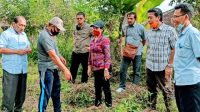 KADIS Pertanian dan Ketahananan Pangan Provinsi Bali, Ida Bagus Wisnuardhana (pakai masker orange), saat meninjau petani di Desa Taro, Tegallalang, Gianyar, Kamis (12/11/2020). Foto: ist KADIS Pertanian dan Ketahananan Pangan Provinsi Bali, Ida Bagus Wisnuardhana (pakai masker orange), saat meninjau petani di Desa Taro, Tegallalang, Gianyar, Kamis (12/11/2020). Foto: ist