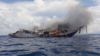 KONDISI Kapal Cahaya Berlian yang bermuatan barang kelontong ludes terbakar. Foto: ist KONDISI Kapal Cahaya Berlian yang bermuatan barang kelontong ludes terbakar. Foto: ist
