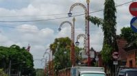 LAMPU hias dipasang di sejumlah titik di Gianyar. Foto: adi LAMPU hias dipasang di sejumlah titik di Gianyar. Foto: adi