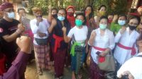 PARA lansia dalam Perhimpunan Wredha Sejahtera (PWS) Kota Denpasar mendatangi kediaman calon Wali Kota Denpasar, IGN Jaya Negara, di Jero Penatih, Denpasar, Senin (23/11/2020). Foto: ist PARA lansia dalam Perhimpunan Wredha Sejahtera (PWS) Kota Denpasar mendatangi kediaman calon Wali Kota Denpasar, IGN Jaya Negara, di Jero Penatih, Denpasar, Senin (23/11/2020). Foto: ist