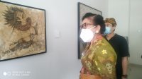 PUTRI Suastini Koster memperhatikan salah satu lukisan usai membuka pameran lukisan seniman muda Bali dengan tema “Seni di tengah Pandemi” yang juga serangkaian dengan Peringatan Hari Kesehatan Nasional, di RSJ Provinsi Bali, Bangli, Kamis (12/11/2020). Foto: gia PUTRI Suastini Koster memperhatikan salah satu lukisan usai membuka pameran lukisan seniman muda Bali dengan tema “Seni di tengah Pandemi” yang juga serangkaian dengan Peringatan Hari Kesehatan Nasional, di RSJ Provinsi Bali, Bangli, Kamis (12/11/2020). Foto: gia