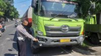 TRUK Hino Tronton nopol L 9305 UL terlibat dalam lakalantas yang mengakibatkan seorang pedagang bakso keliling tewas, di jalan jalur Denpasar-Gilimanuk, Banjar Sanggulan, Desa Banjar Anyar, Kecamatan Kediri, Kamis (12/11/2020). Foto: ist TRUK Hino Tronton nopol L 9305 UL terlibat dalam lakalantas yang mengakibatkan seorang pedagang bakso keliling tewas, di jalan jalur Denpasar-Gilimanuk, Banjar Sanggulan, Desa Banjar Anyar, Kecamatan Kediri, Kamis (12/11/2020). Foto: ist