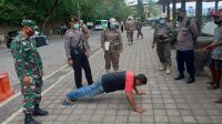 PELANGGAR prokes di objek wisata Penelokan, Kintamni disanksi push up karena tak pakai masker. Foto: gia PELANGGAR prokes di objek wisata Penelokan, Kintamni disanksi push up karena tak pakai masker. Foto: gia