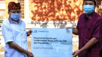 GUBERNUR Koster menerima secara simbolis bantuan masker dari Prima Medix. Foto: ist GUBERNUR Koster menerima secara simbolis bantuan masker dari Prima Medix. Foto: ist