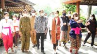 MENDIKBUD Nadiem Makarim mengunjungi TK/PAUD Lingkungan Puri Damai, di Banjar Tunon Desa Singakerta, Kecamatan Ubud, Gianyar. Foto: adi MENDIKBUD Nadiem Makarim mengunjungi TK/PAUD Lingkungan Puri Damai, di Banjar Tunon Desa Singakerta, Kecamatan Ubud, Gianyar. Foto: adi