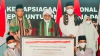 MENKO Polhukkam Mahfud MD (kiri) bersama Rais Am PWNU NTB TGH Turmudzi Badaruddin dan Kepala BNPT Komjen Pol Boy Rafli Amar saat memimpin deklarasi penanggulangan terorisme di lingkungan santri di NTB, Sabtu (14/11/2020). Foto: rul MENKO Polhukkam Mahfud MD (kiri) bersama Rais Am PWNU NTB TGH Turmudzi Badaruddin dan Kepala BNPT Komjen Pol Boy Rafli Amar saat memimpin deklarasi penanggulangan terorisme di lingkungan santri di NTB, Sabtu (14/11/2020). Foto: rul