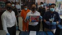 KASATNARKOBA Polres Bangli, Iptu I Nyoman Sudarma, menunjukkan barang bukti sabu yang disita dari tangan tersangka IMG (43), pekerja serabutan asal Desa Bangbang, Desa Bangli, Tembuku. KASATNARKOBA Polres Bangli, Iptu I Nyoman Sudarma, menunjukkan barang bukti sabu yang disita dari tangan tersangka IMG (43), pekerja serabutan asal Desa Bangbang, Desa Bangli, Tembuku.