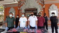 KASAT Resnarkoba Polres Klungkung, AKP Dewa Gde Oka, menunjukkan barang bukti pengungkapan kasus pengedar narkoba. Foto: baw KASAT Resnarkoba Polres Klungkung, AKP Dewa Gde Oka, menunjukkan barang bukti pengungkapan kasus pengedar narkoba. Foto: baw