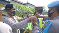 KAPOLRES Bangli, AKBP I Gusti Agung Dhana Aryawan, menyematkan pita tanda dimulainya pelaksanaan Operasi Cipkon Agung 2020. Foto: ist KAPOLRES Bangli, AKBP I Gusti Agung Dhana Aryawan, menyematkan pita tanda dimulainya pelaksanaan Operasi Cipkon Agung 2020. Foto: ist
