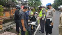 PERSONEL Polres Klungkung melakukan Operasi Cipkon Agung di Jalan Lettu Ida Bagus Puja, Kamis (26/11/2020). Foto: ist PERSONEL Polres Klungkung melakukan Operasi Cipkon Agung di Jalan Lettu Ida Bagus Puja, Kamis (26/11/2020). Foto: ist
