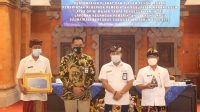 TRI Budianto bersama Ketut Sedana Merta, usai penyerahan plakat penghargaan dari Kementerian Keuangan (Kemenkeu) RI setelah Pemkab Karangasem menerima Opini WTP lima kali berturut-turut atas LKPD, Kamis (19/11/2020). Foto: ist TRI Budianto bersama Ketut Sedana Merta, usai penyerahan plakat penghargaan dari Kementerian Keuangan (Kemenkeu) RI setelah Pemkab Karangasem menerima Opini WTP lima kali berturut-turut atas LKPD, Kamis (19/11/2020). Foto: ist
