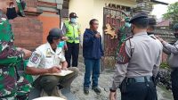 PELANGGAR prokes di Pasar Kidul Bangli saat diberi sanksi menyebutkan sila Pancasila. Foto: ist PELANGGAR prokes di Pasar Kidul Bangli saat diberi sanksi menyebutkan sila Pancasila. Foto: ist