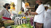BUPATI Gianyar, Made Mahayastra, meninjau Pasar Puaya yang baru diresmikan. Foto: adi BUPATI Gianyar, Made Mahayastra, meninjau Pasar Puaya yang baru diresmikan. Foto: adi