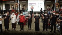 PASLON Jaya Wibawa bersama Putri Suastini Koster dan pengurus DPC PDIP Denpasar foto bersama di sela-sela kegiatan donor darah yang dimotori Sarinah PDIP Denpasar di aula DPD PDIP Bali, Minggu (22/11/2020). Foto: ist PASLON Jaya Wibawa bersama Putri Suastini Koster dan pengurus DPC PDIP Denpasar foto bersama di sela-sela kegiatan donor darah yang dimotori Sarinah PDIP Denpasar di aula DPD PDIP Bali, Minggu (22/11/2020). Foto: ist