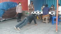 SEORANG pelanggar protokol kesehatan Covid-19 dikenakan sanksi push up saat Polres dan Satpol PP Klungkung melakukan Operasi Yustisi. Foto: ist SEORANG pelanggar protokol kesehatan Covid-19 dikenakan sanksi push up saat Polres dan Satpol PP Klungkung melakukan Operasi Yustisi. Foto: ist