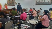 PELATIHAN menjahit diikuti warga prasejahtera terdampak Covid-19. Foto: adi PELATIHAN menjahit diikuti warga prasejahtera terdampak Covid-19. Foto: adi