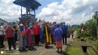 BENDESA Adat Penglipuran, I wayan Supat, memberikan menjelasan terkait keberadaan desa wisata kepada Bupati Buton Selatan bersama rombongan. Foto: ist BENDESA Adat Penglipuran, I wayan Supat, memberikan menjelasan terkait keberadaan desa wisata kepada Bupati Buton Selatan bersama rombongan. Foto: ist