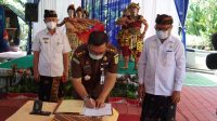 PEMKAB Karangasem dan Kejaksaan Negeri (Kejari) Karangasem menandatangani nota kesepahaman bersama tentang penanganan masalah hukum bidang perdata dan tata usaha negara (TUN), Kamis (5/11/2020). Foto: nad PEMKAB Karangasem dan Kejaksaan Negeri (Kejari) Karangasem menandatangani nota kesepahaman bersama tentang penanganan masalah hukum bidang perdata dan tata usaha negara (TUN), Kamis (5/11/2020). Foto: nad