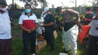 PERSONEL Polres Klungkung menggunakan APD sebelum memakamkan jenazah pasien Covid-19 di Setra Desa Akah, Jumat (6/11/2020). Foto: ist PERSONEL Polres Klungkung menggunakan APD sebelum memakamkan jenazah pasien Covid-19 di Setra Desa Akah, Jumat (6/11/2020). Foto: ist