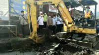 PJS Bupati Karangasem, I Wayan Serinah, mengecek proyek perbaikan jalan jalur utama menuju Pura Pasar Agung, Selat, Karangasem, Rabu (25/11/2020). Foto: ist PJS Bupati Karangasem, I Wayan Serinah, mengecek proyek perbaikan jalan jalur utama menuju Pura Pasar Agung, Selat, Karangasem, Rabu (25/11/2020). Foto: ist