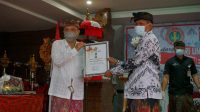 WALI Kota Denpasar, IB Rai Dharmawijaya Mantra menerima piagam penghargaan Dwija Praja Nugraha dari Ketua PGRI Kota Denpasar, I Ketut Suarya, Kamis (26/11/2020). Foto: tra WALI Kota Denpasar, IB Rai Dharmawijaya Mantra menerima piagam penghargaan Dwija Praja Nugraha dari Ketua PGRI Kota Denpasar, I Ketut Suarya, Kamis (26/11/2020). Foto: tra