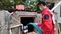 PENYALURAN air bersih sebanyak 10.000 liter untuk 114 kepala keluarga terdampak kekeringan di wilayah Tianyar. Foto: ist PENYALURAN air bersih sebanyak 10.000 liter untuk 114 kepala keluarga terdampak kekeringan di wilayah Tianyar. Foto: ist