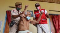 PMI Cabang Klungkung mengunjungi dan menyerahkan bantuan kepada veteran di Kabupaten Klungkung, Rabu (11/11/2020). Foto: ist PMI Cabang Klungkung mengunjungi dan menyerahkan bantuan kepada veteran di Kabupaten Klungkung, Rabu (11/11/2020). Foto: ist