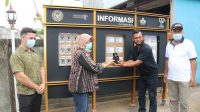 MIFTACHUL Farida menyerahkan alat pengolahan kopi dan diterima pengelola Arca Coffee di Desa Ulian, I Wayan Berana, didampingi Bupati Made Gianyar. Foto: gia MIFTACHUL Farida menyerahkan alat pengolahan kopi dan diterima pengelola Arca Coffee di Desa Ulian, I Wayan Berana, didampingi Bupati Made Gianyar. Foto: gia
