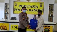 KAPOLRES Bangli, AKBP I Gusti Agung Dhana Aryawan, memberi bingkisan paket sembako kepada purnawirawan Polri usai Anggota Persatuan Keluarga Besar Purnawirawan Polri (PP Polri) Bangli audiensi dengan Kapolres Bangli, Selasa (17/11/2020). Foto: ist KAPOLRES Bangli, AKBP I Gusti Agung Dhana Aryawan, memberi bingkisan paket sembako kepada purnawirawan Polri usai Anggota Persatuan Keluarga Besar Purnawirawan Polri (PP Polri) Bangli audiensi dengan Kapolres Bangli, Selasa (17/11/2020). Foto: ist