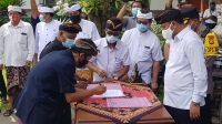 KRAMA Desa Adat Pakudui dan Krama Tempek Pakudui Kangin menandatangani kesepakatan damai di halaman kantor Bupati Gianyar, Minggu (22/11/2020). Foto: adi KRAMA Desa Adat Pakudui dan Krama Tempek Pakudui Kangin menandatangani kesepakatan damai di halaman kantor Bupati Gianyar, Minggu (22/11/2020). Foto: adi