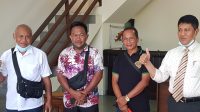 PRAJURU Pakudui Kawan didampingi kuasa hukumnya, Gede Masa. Foto: adi PRAJURU Pakudui Kawan didampingi kuasa hukumnya, Gede Masa. Foto: adi