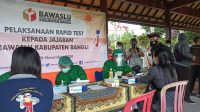 Pastikan Jajaran Sampai Pengawas Tps Bebas Covid, Bawaslu Bangli Gelar Rapid Test 1 PARA pengawas TPS di jajaran Bawaslu Bangli menjalani tes cepat Covid-19 sebelum bertugas, Kamis (26/11/2020). Foto: Ist